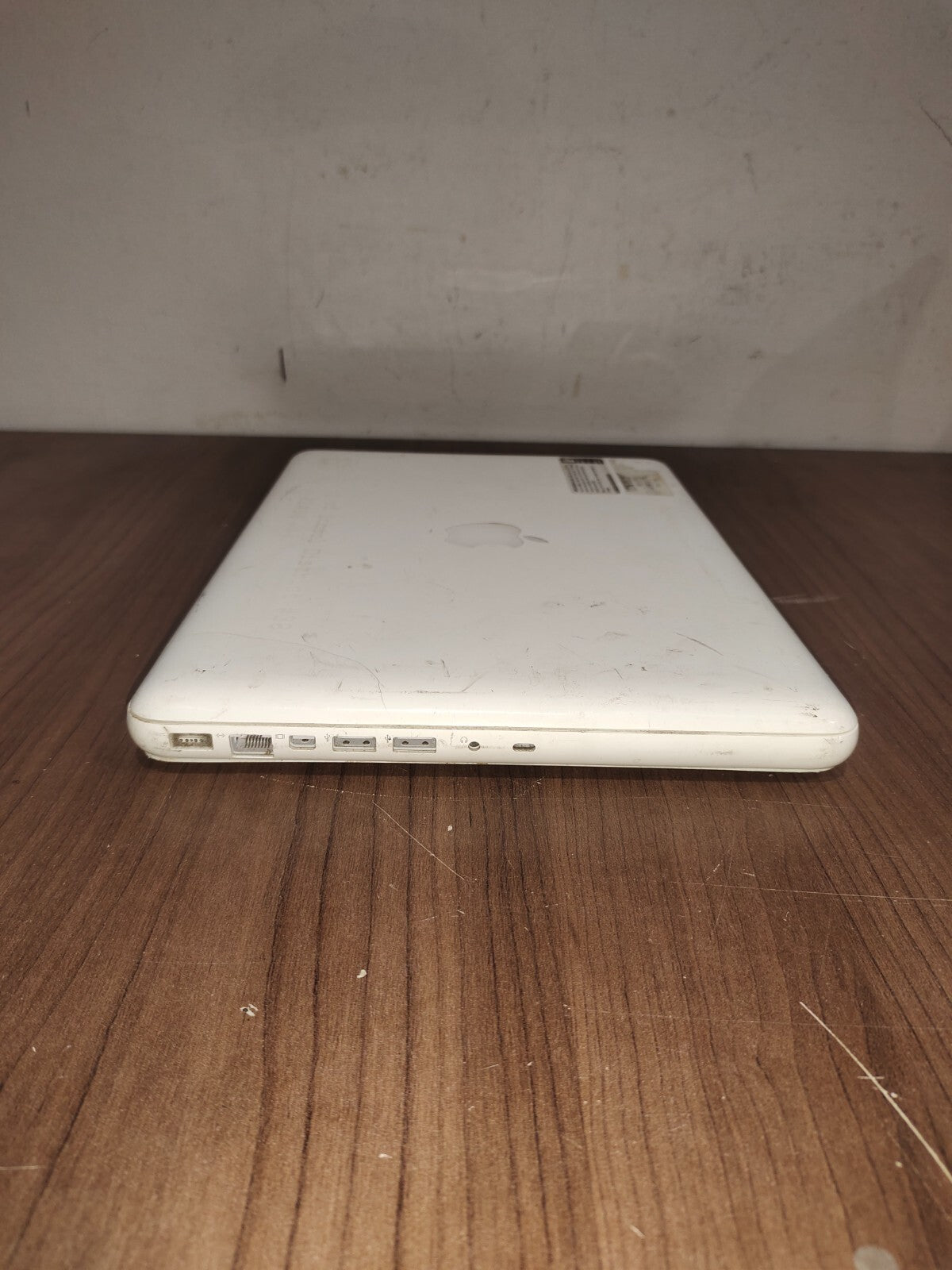 Apple MacBook A1342 13.3" Mid 2010 4 GB RAM 120 GB SSD Sierra - White