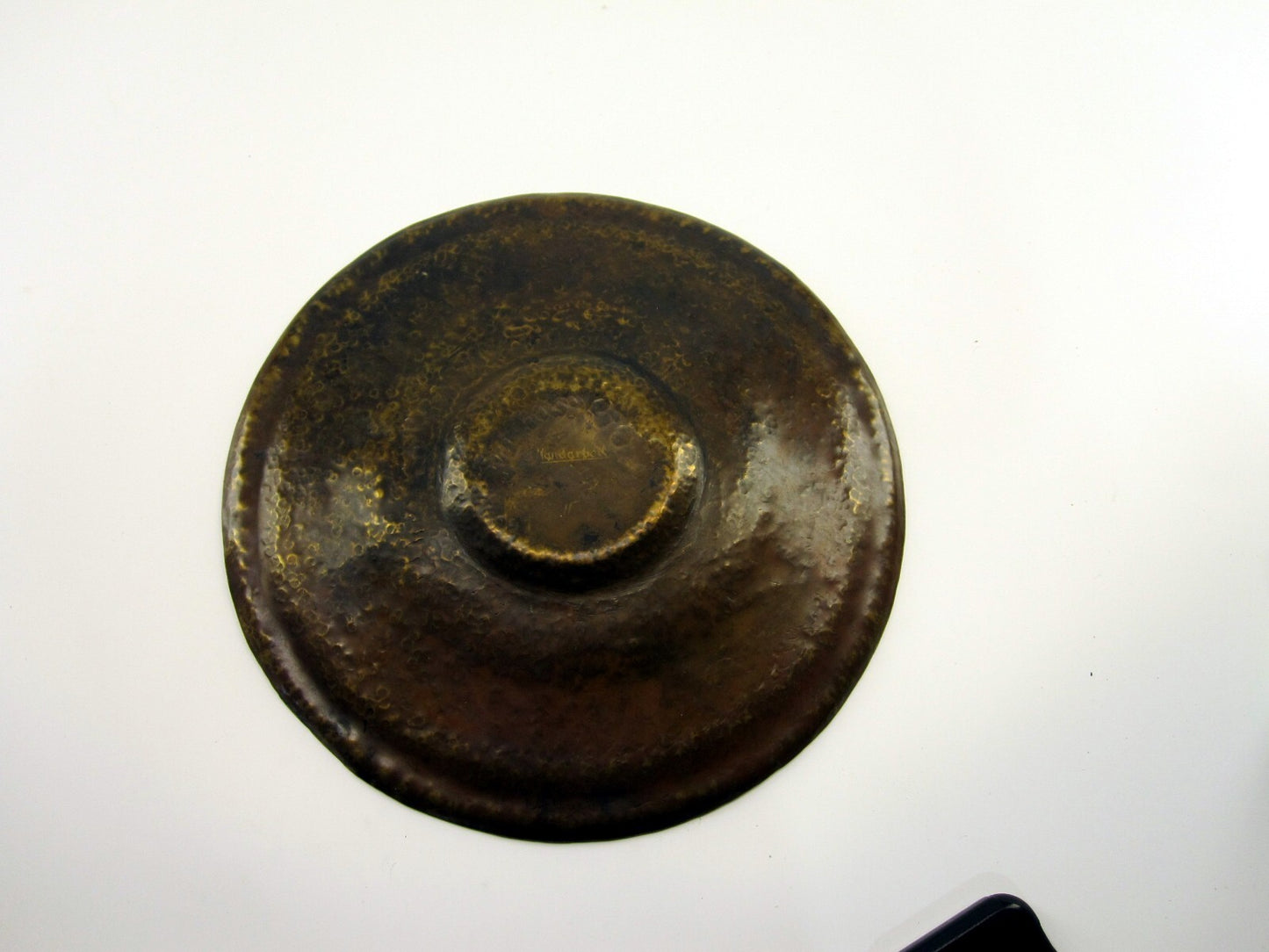 Vintage Handarbeit Hammered Brass Plate