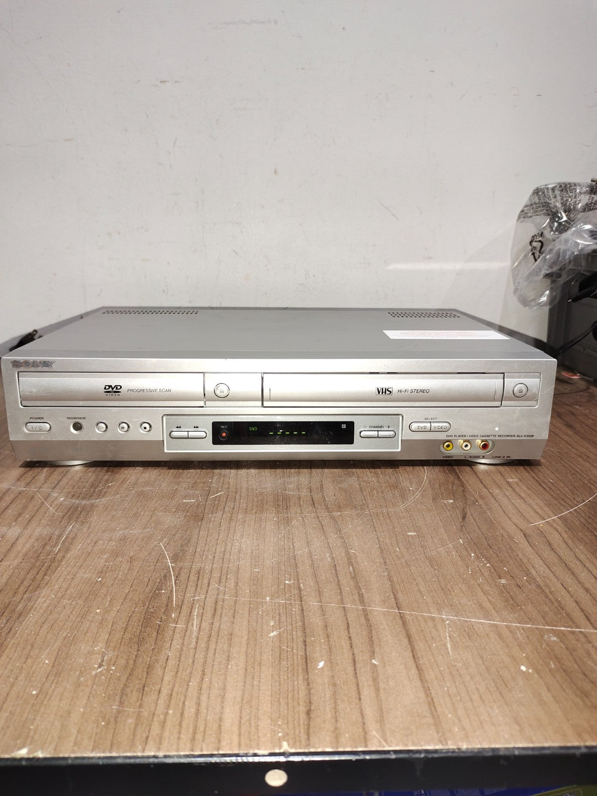 Sony DVD Player VCR Player Combo - Silver - Model - SLV-D300P