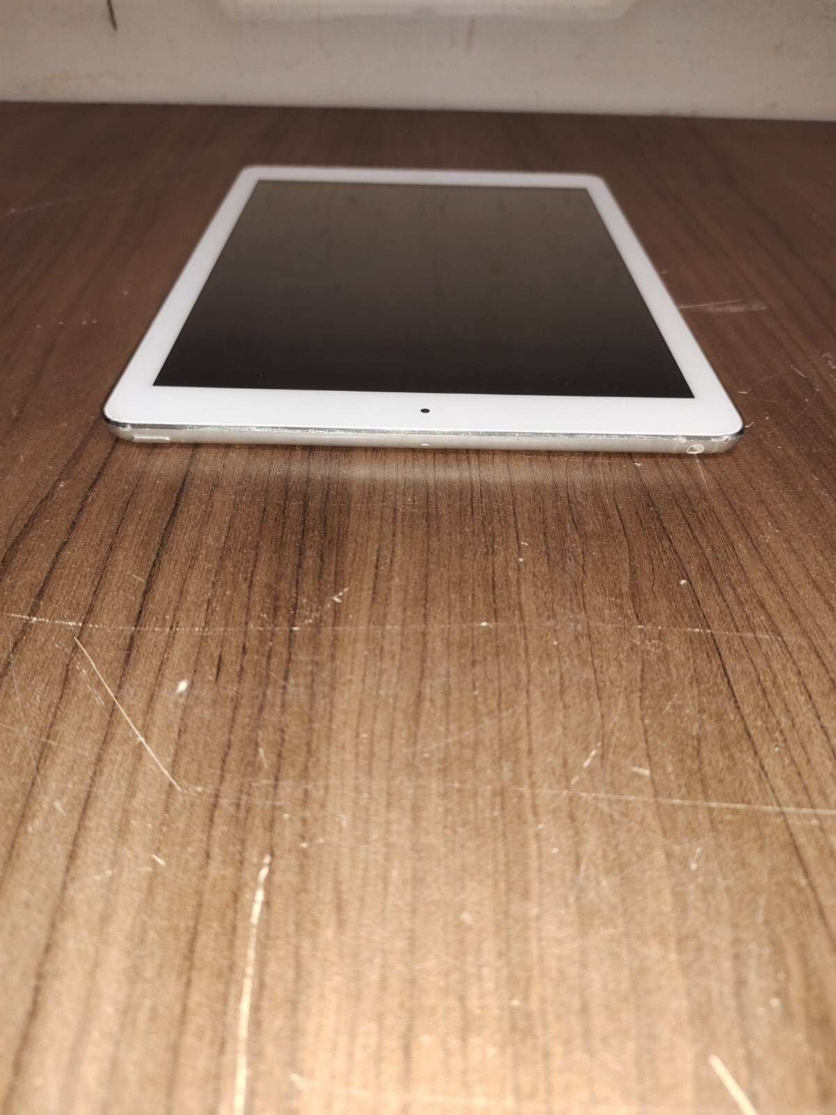 Apple iPad Air 1st Gen A1474 16 GB Wi-Fi 9.7"