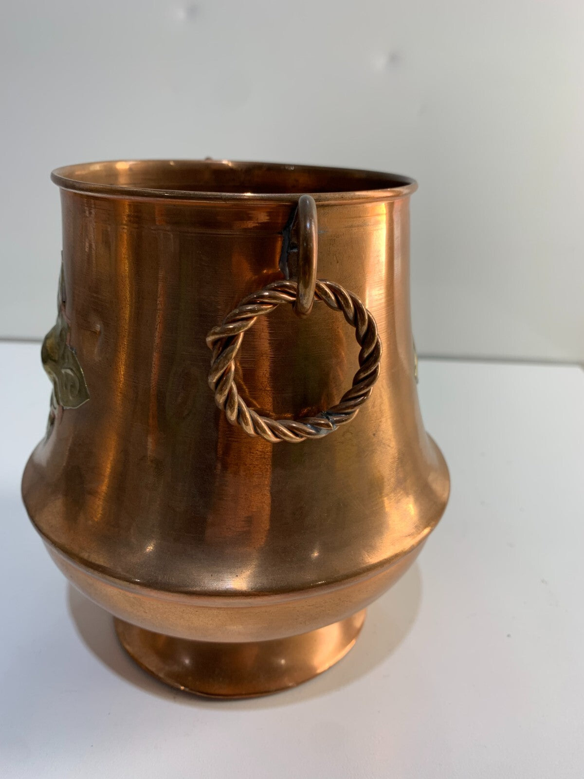 VINTAGE HAND MADE COPPER PEDESTAL VASE POT.