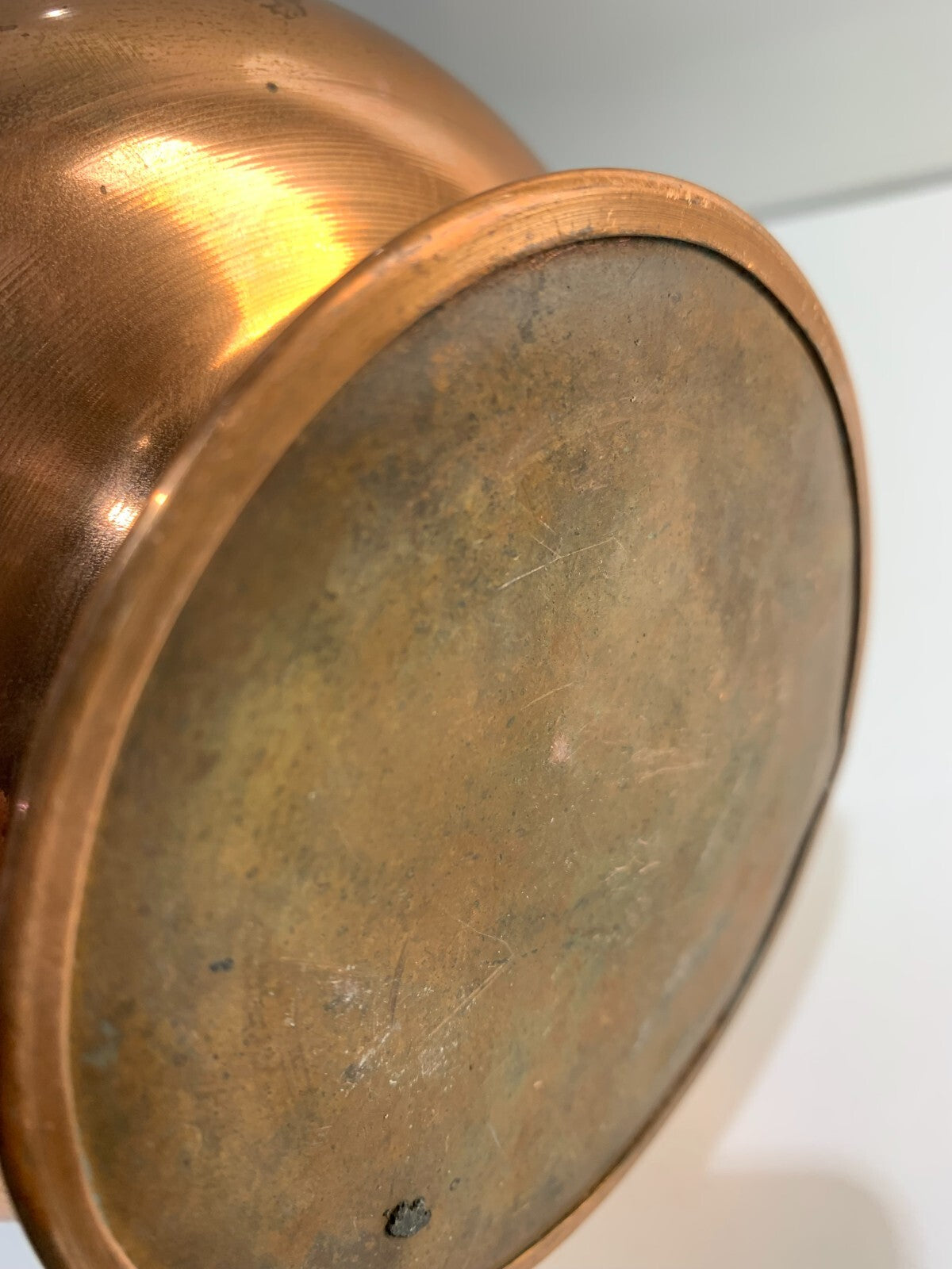 VINTAGE HAND MADE COPPER PEDESTAL VASE POT.
