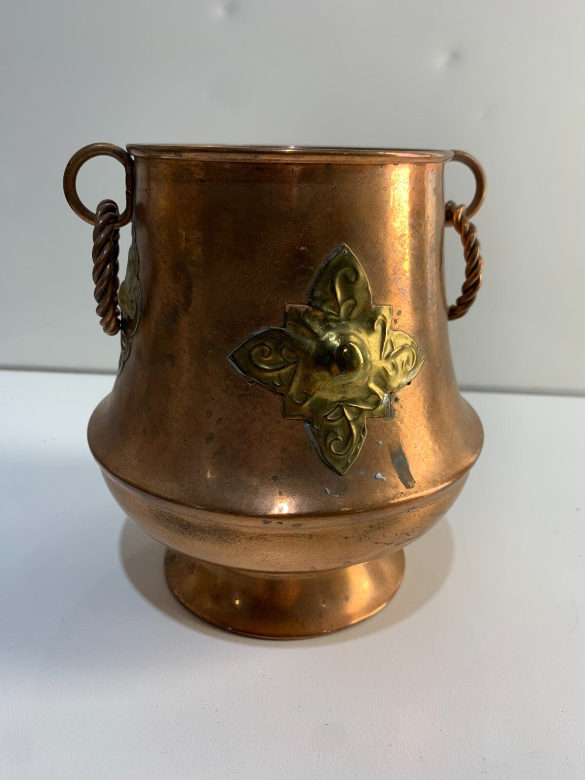 VINTAGE HAND MADE COPPER PEDESTAL VASE POT