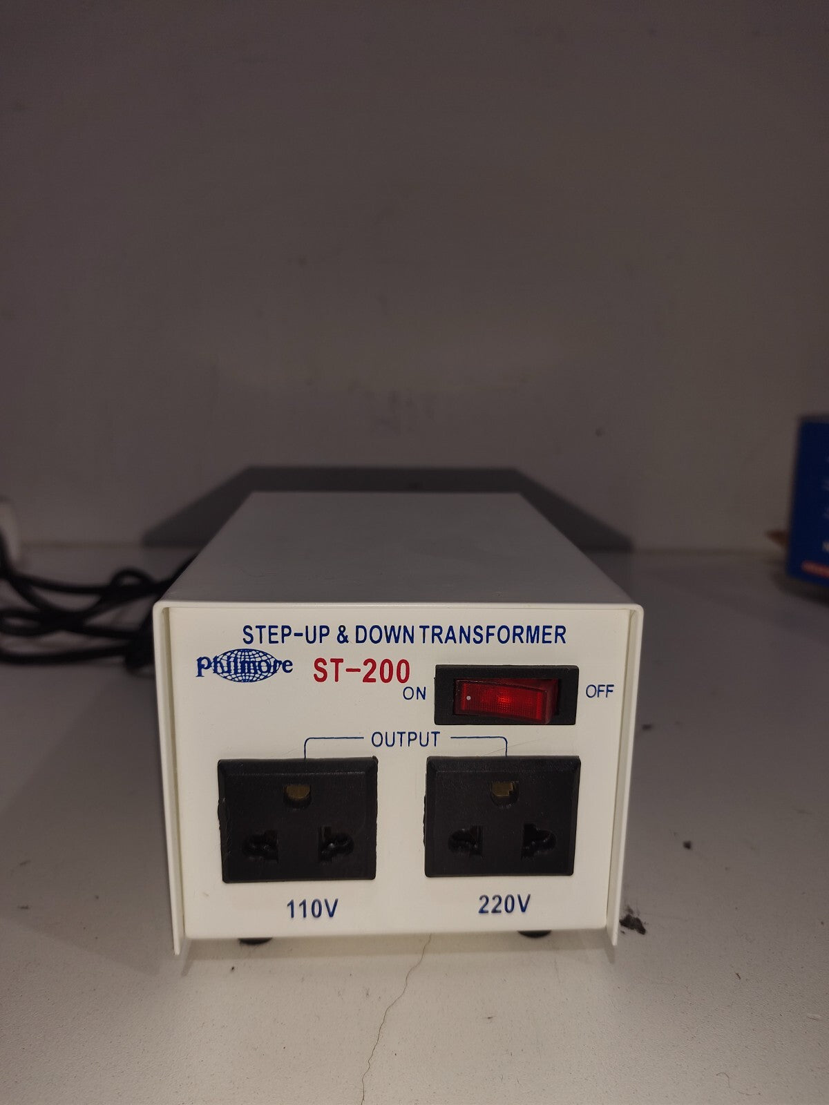 Philmore ST200 200 watt 110/220V Step Up Step Down Transformer