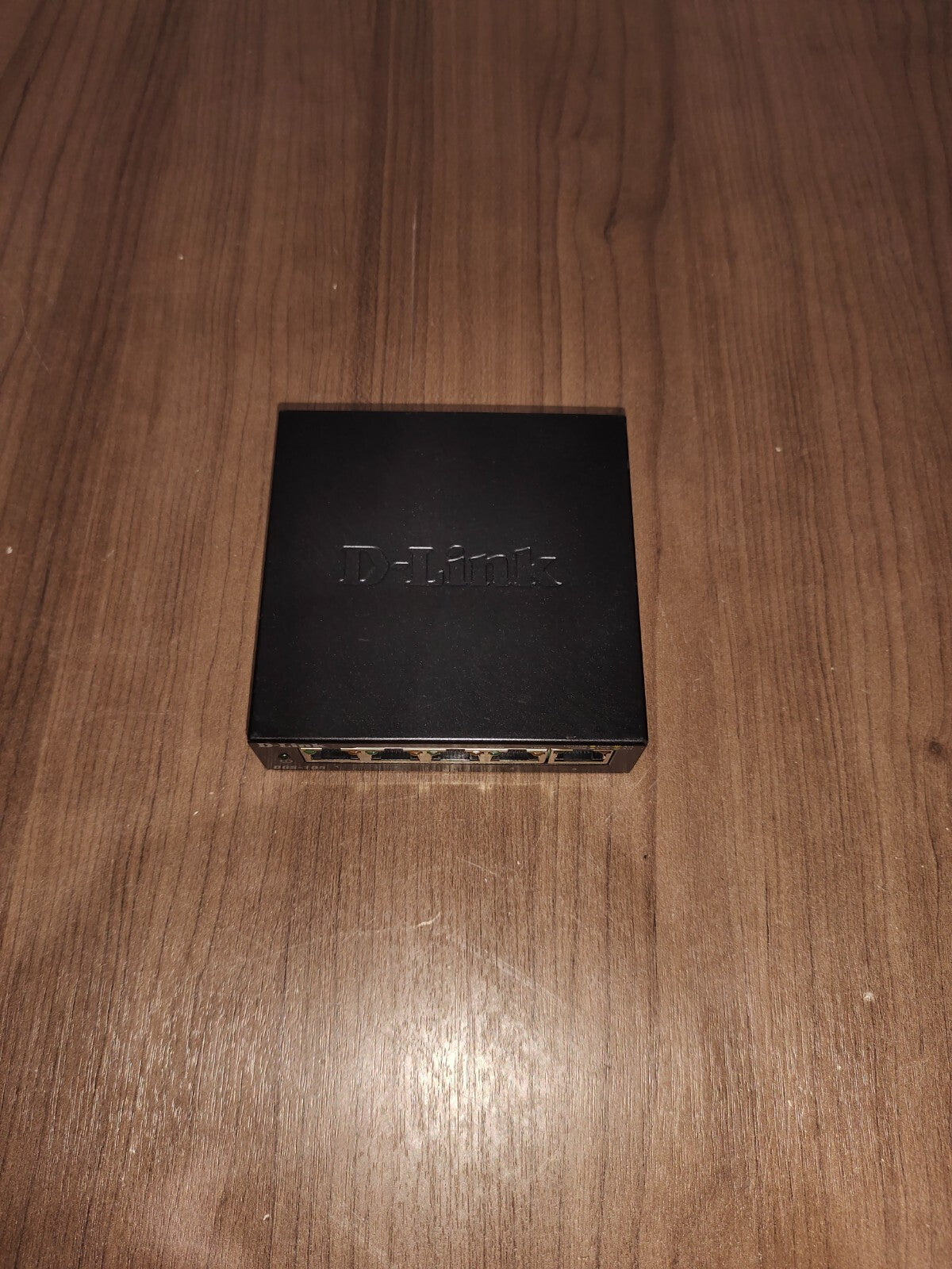 D-Link DGS-105 5-Port Gigabit Ethernet Switch - 1
