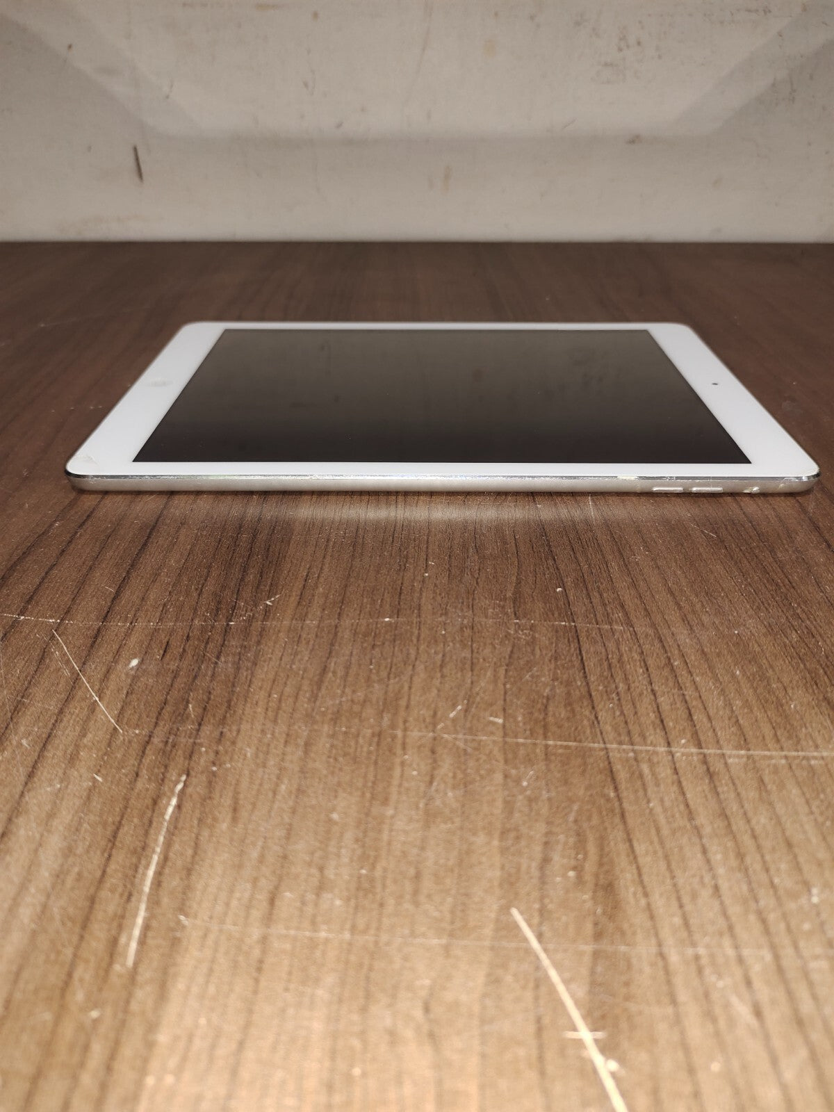 Apple iPad Air 1st Gen A1474 16 GB Wi-Fi 9.7"