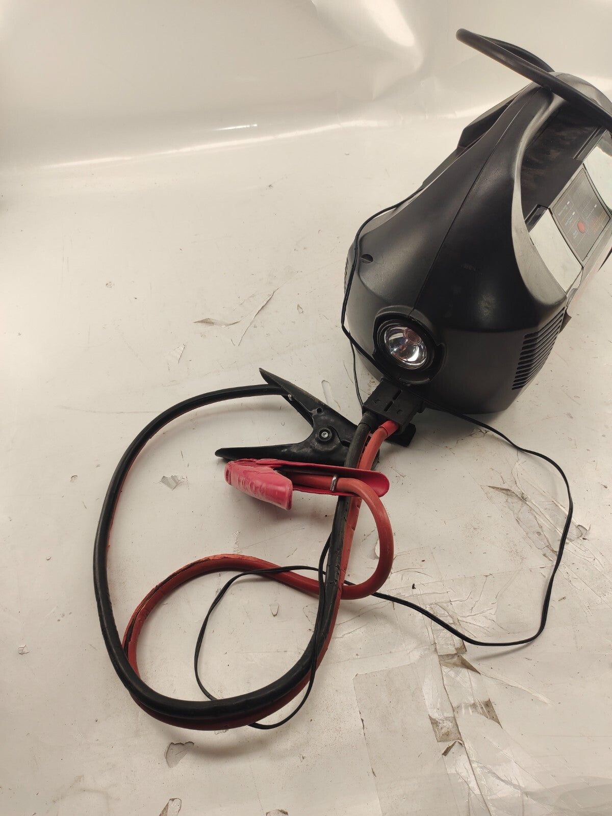 Motomaster Eliminator Power Box power pack with Inverter