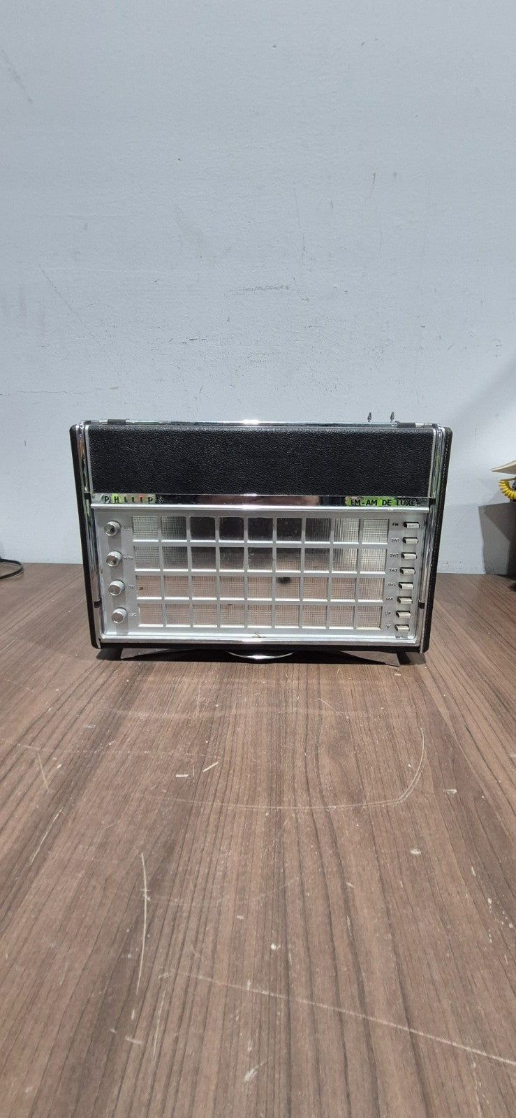 RARE VINTAGE PHILIPS FM-AM De Luxe Portable Multi Band Radio (L6X38T/54)