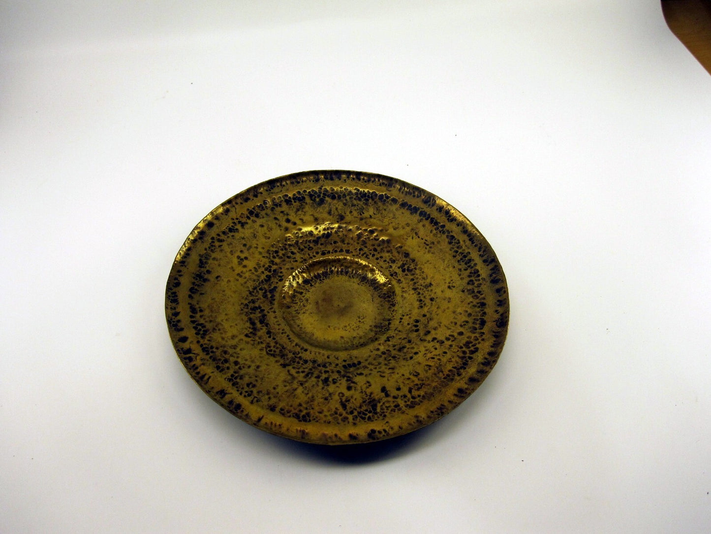 Vintage Handarbeit Hammered Brass Plate