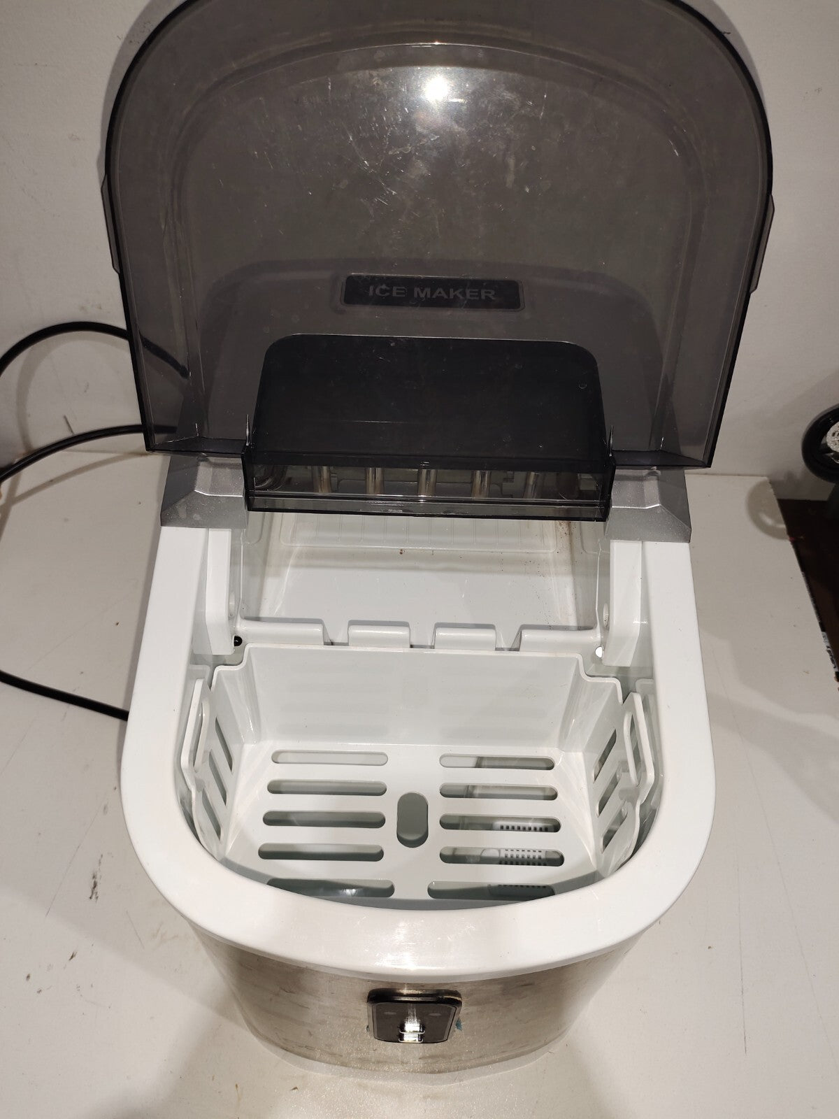 Frigidaire EFIC103-AMZ-SC Counter Top Maker with Over-Sized Ice Bucket