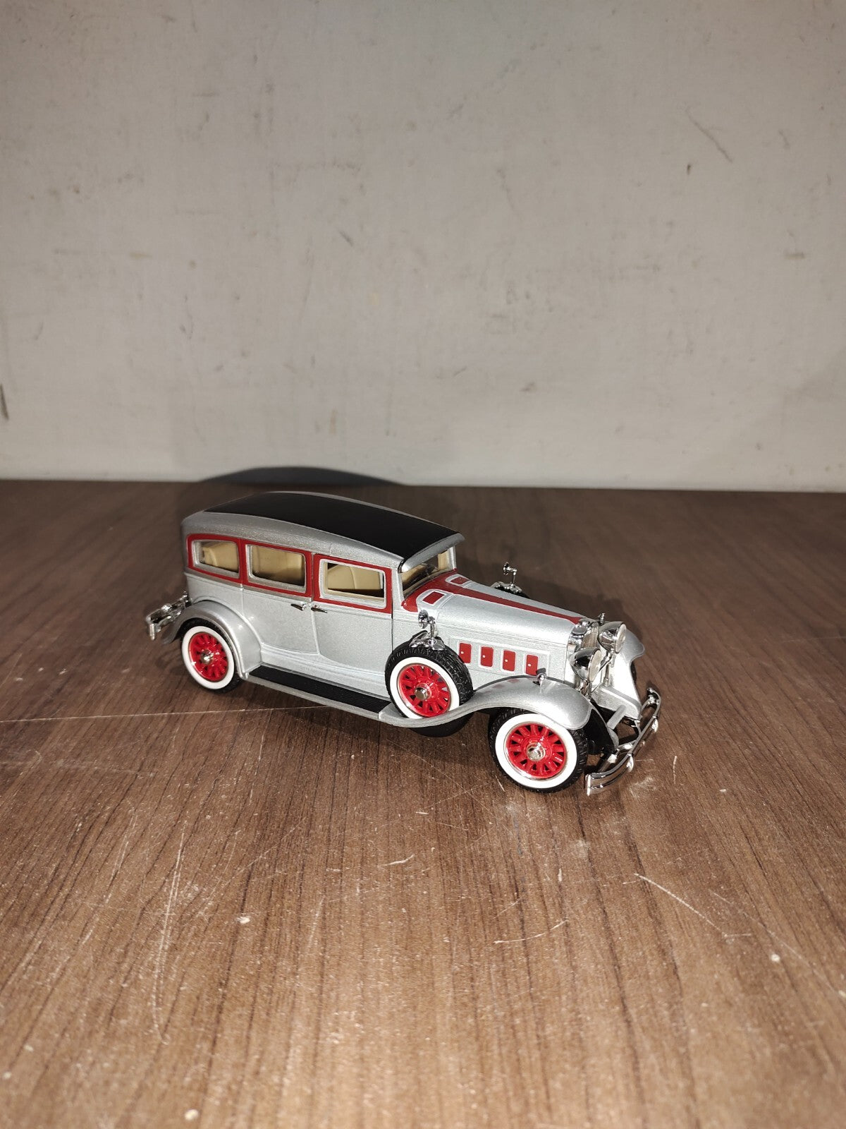 1931 PEERLESS SILVER WITH RED TRIM 1:18 SCALE ANSON OPENING DOORS