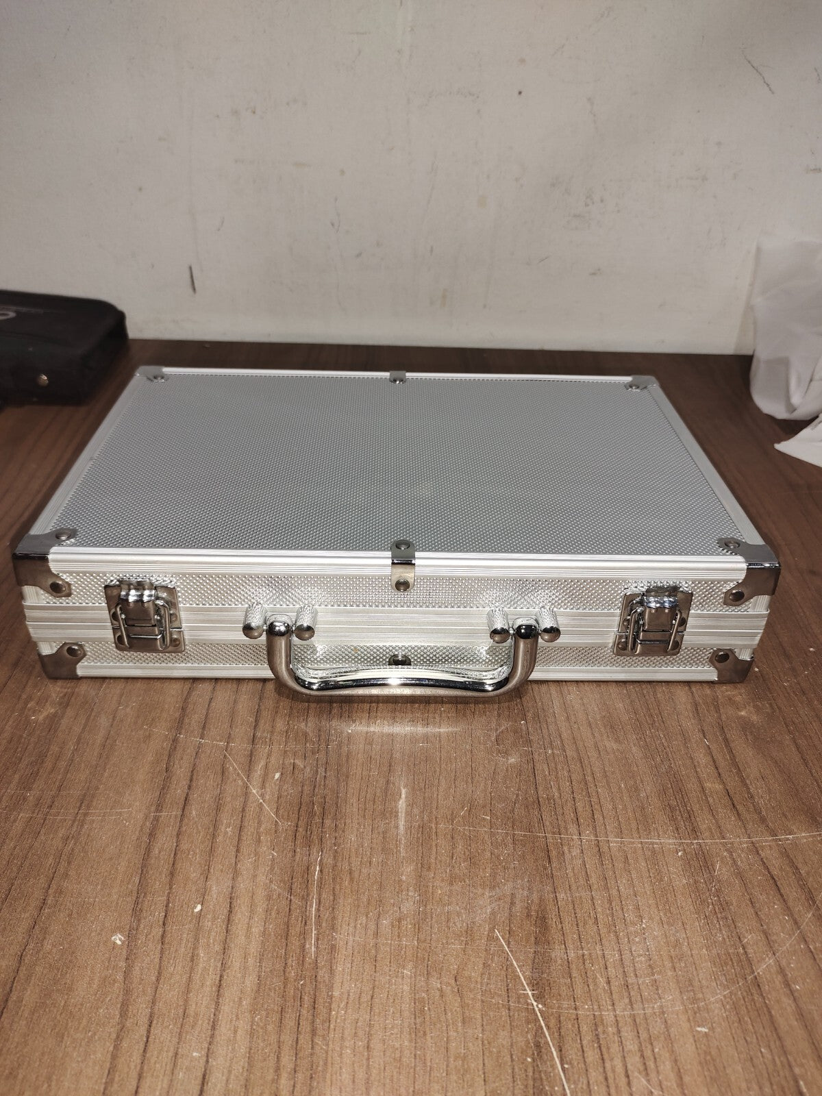 Cardinal's Texas Hold'em Poker Chip Set with Metal Aluminum Case