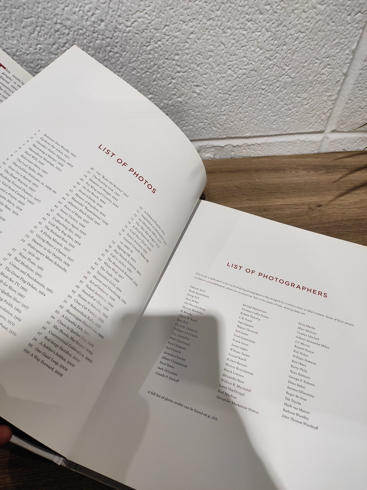 100 Photos That Changed Canada - Hardcover By Mark Reid