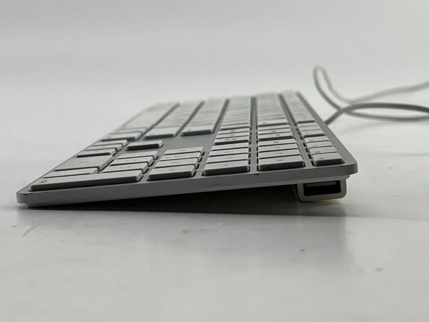 Apple A1243 - Wired Mac QWERTY - USB Keyboard w/ Numeric Keypad