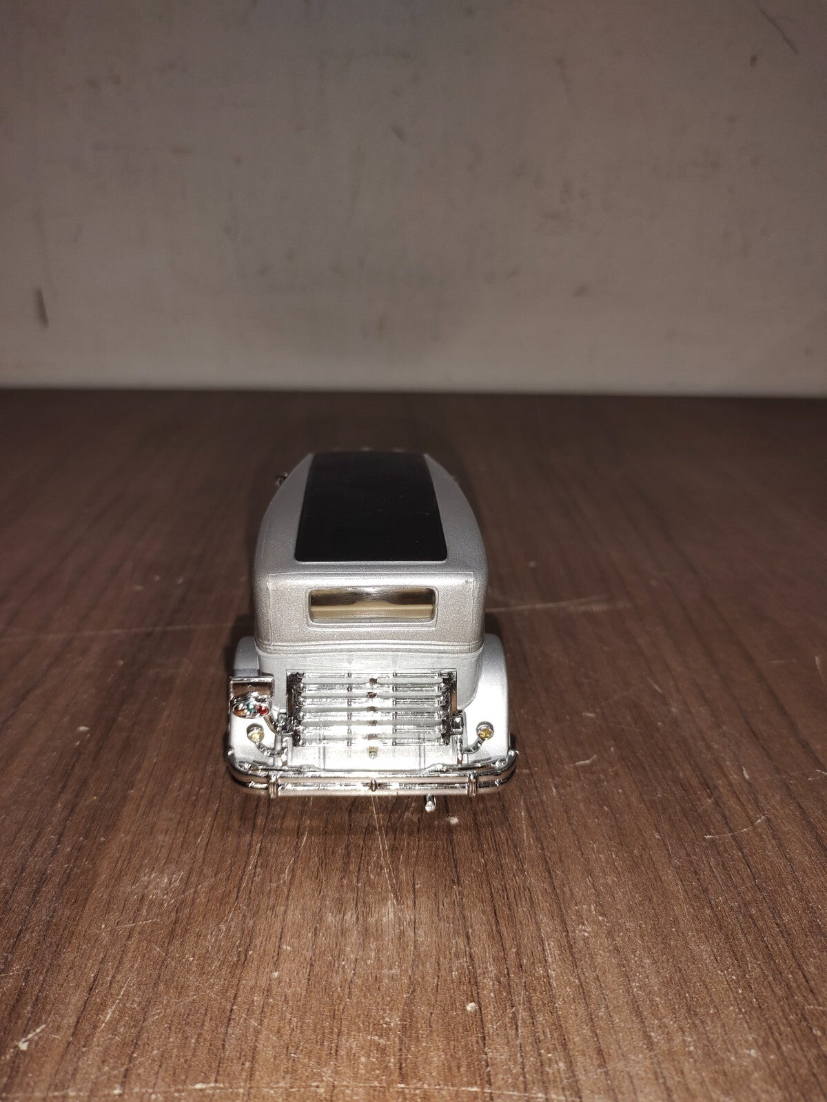 1931 PEERLESS SILVER WITH RED TRIM 1:18 SCALE ANSON OPENING DOORS