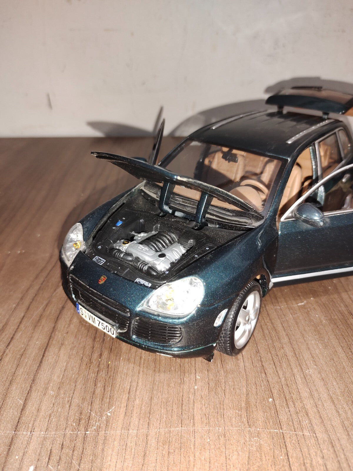 Maisto 1:18 Scale Porsche Cayenne Turbo Dark Green - Special Edition