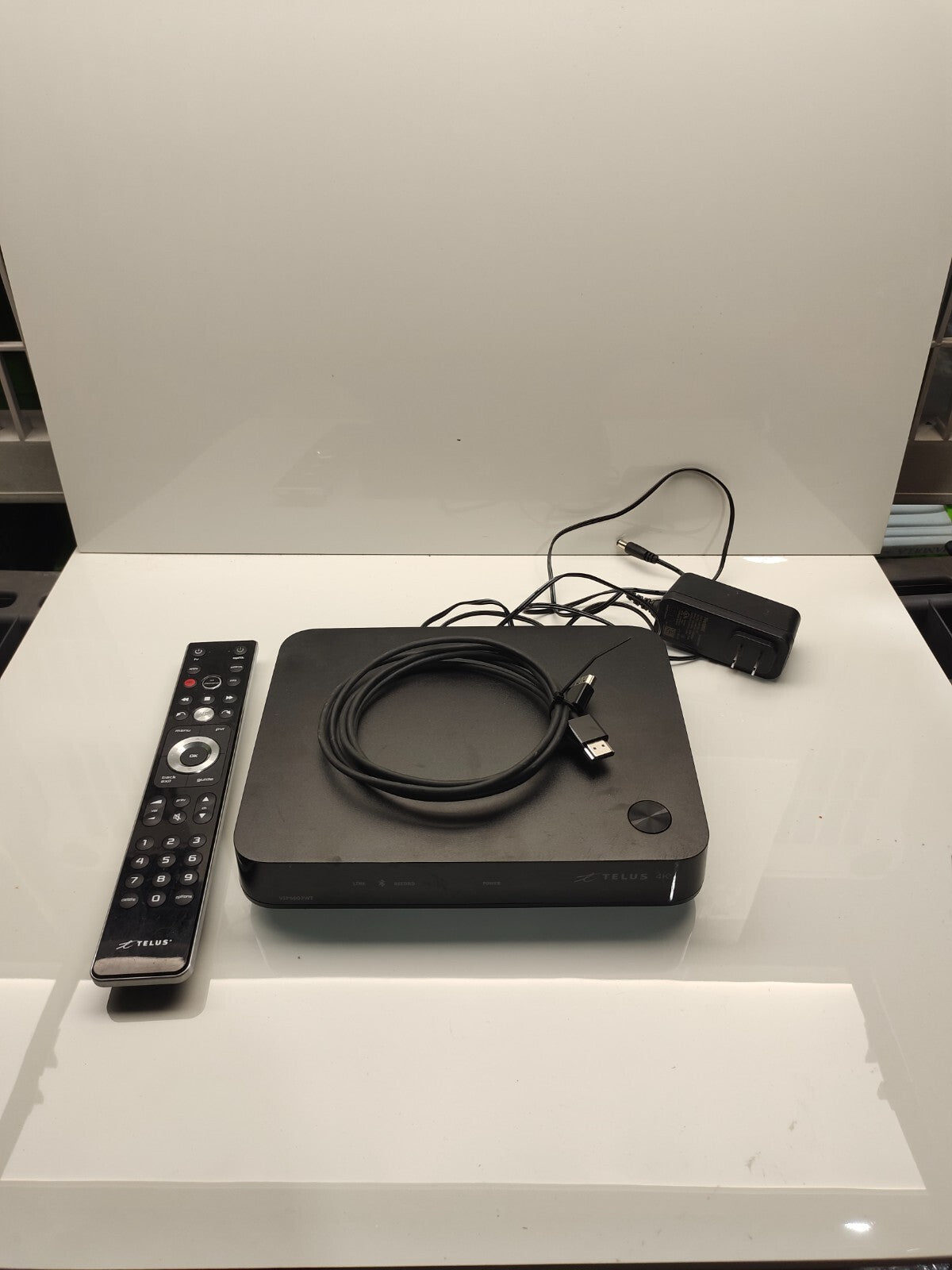ARRIS VIP5602WT Optik TV 4K PVR with 1TB DVR module Telus With Power Adapter