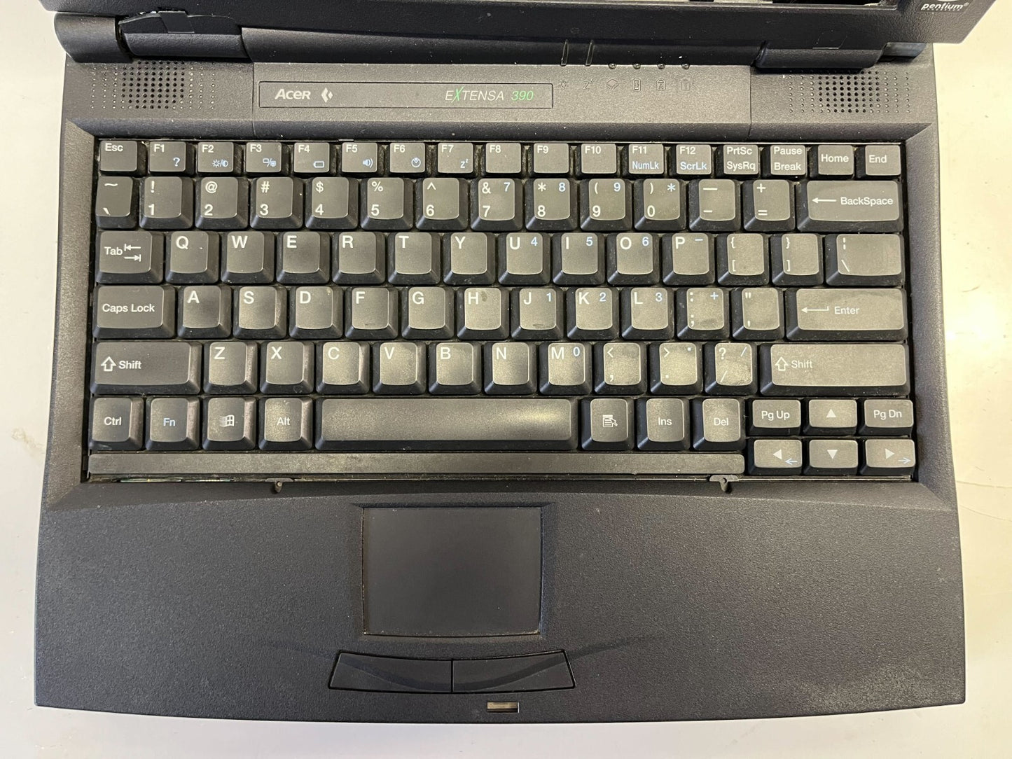 Acer Extensa 390 Vintage Laptop Pentium MMX 80MB RAM 20GB HDD Win98 Broken LCD