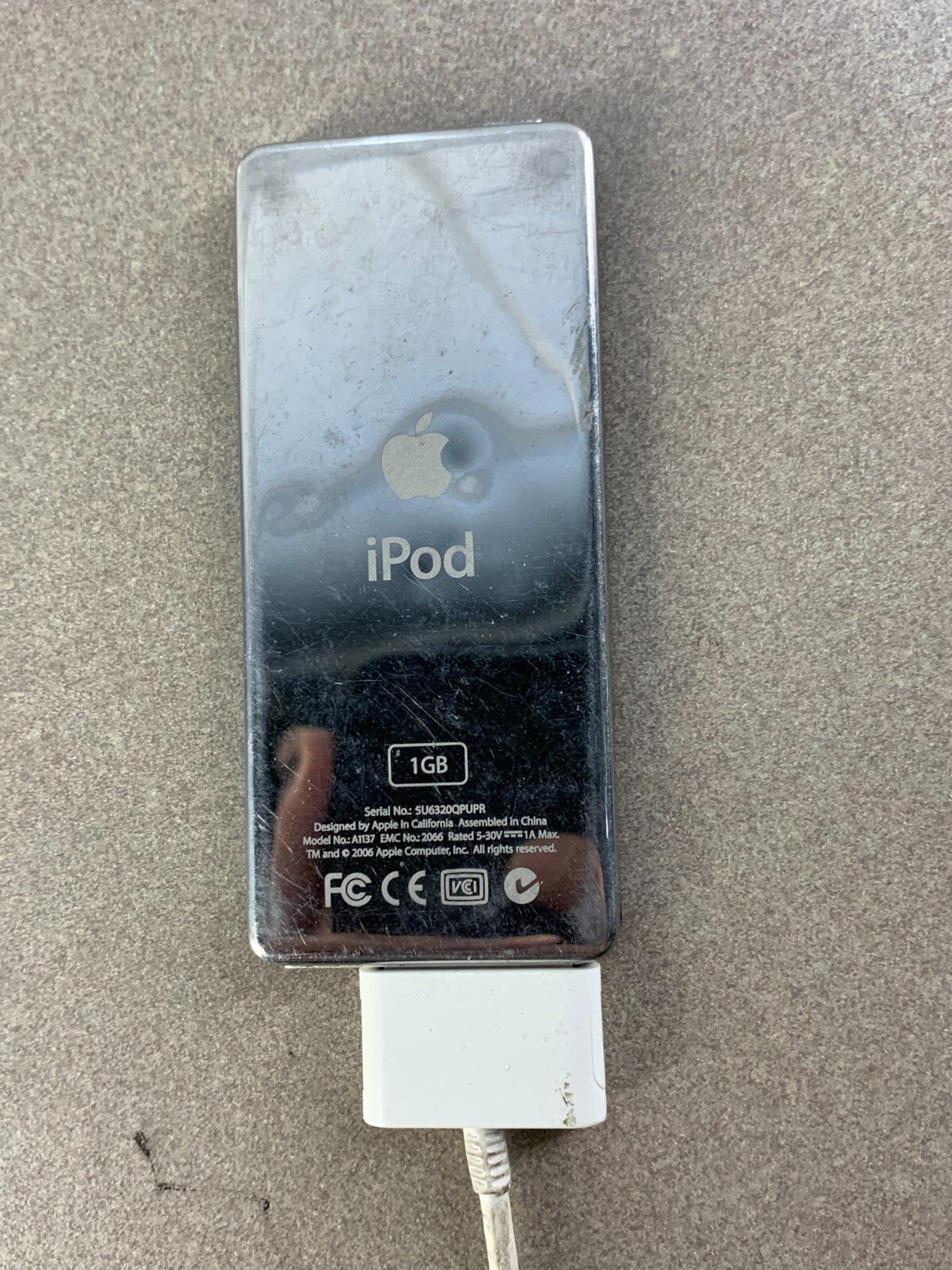 Apple iPod Model: A1137 Nano 1st Generation Black 1 GB Black With charging cord