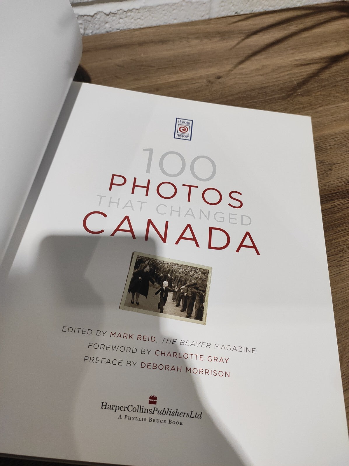 100 Photos That Changed Canada - Hardcover By Mark Reid