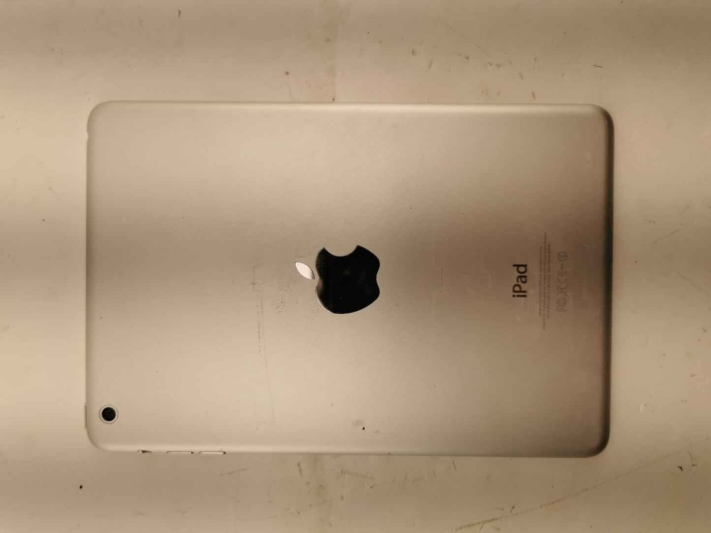 Apple iPad mini 12GB, Wi-Fi, 7.9in - White & Silver (CA) Model MD531C/A