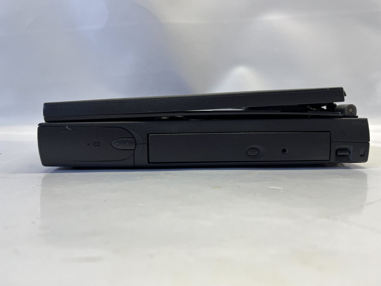 Acer Extensa 390 Vintage Laptop Pentium MMX 80MB RAM 20GB HDD Win98 Broken LCD