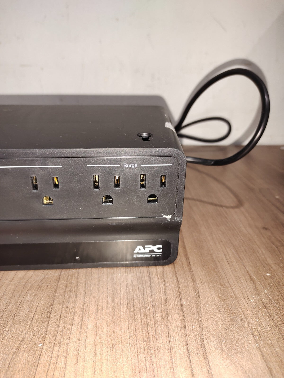 APC Back-UPS Battery Backup BE600M1 - 7 Outlets