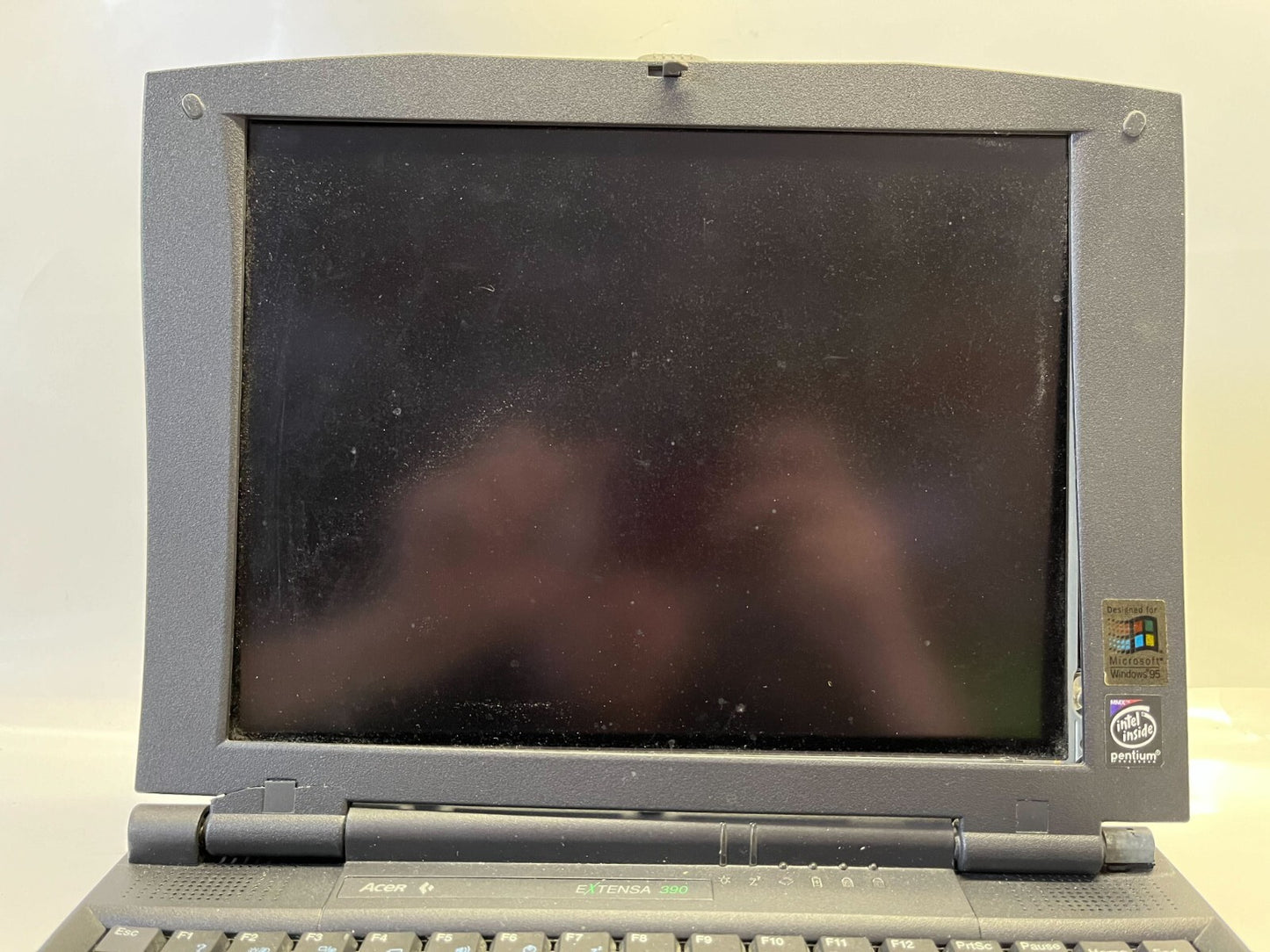 Acer Extensa 390 Vintage Laptop Pentium MMX 80MB RAM 20GB HDD Win98 Broken LCD