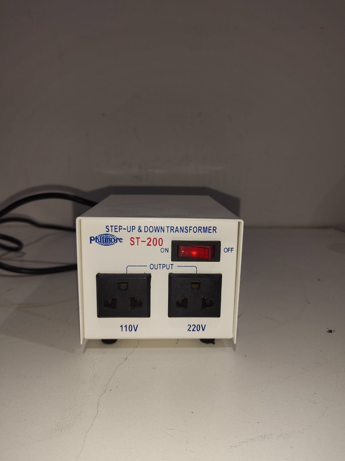 Philmore ST200 200 watt 110/220V Step Up Step Down Transformer