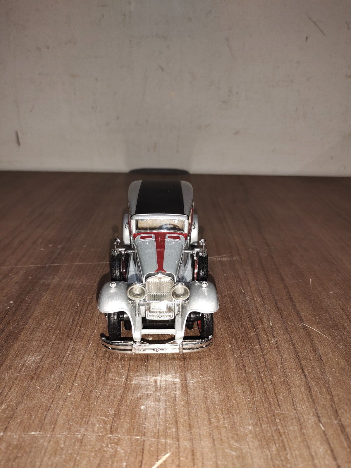 1931 PEERLESS SILVER WITH RED TRIM 1:18 SCALE ANSON OPENING DOORS