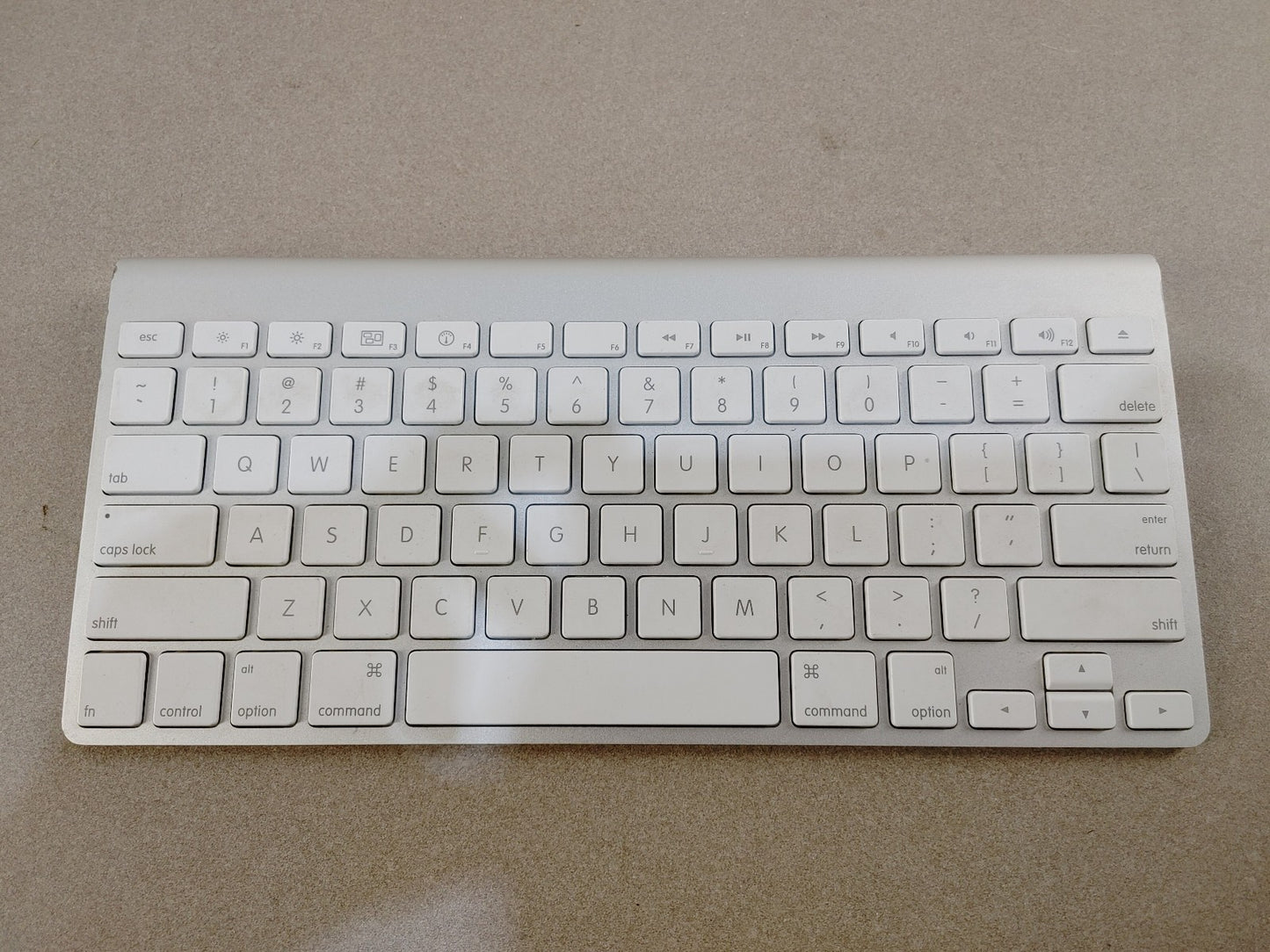 GOOD CONDITION Apple A1314 Magic Keyboard Wireless Bluetooth Keyboard for PC Mac