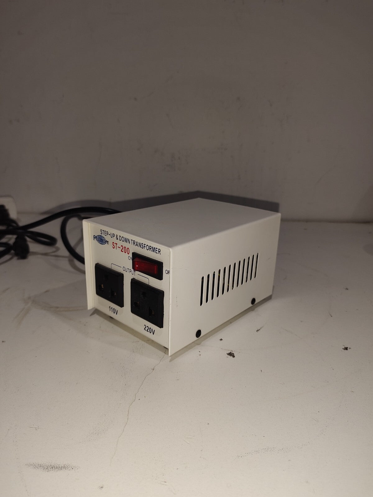 Philmore ST200 200 watt 110/220V Step Up Step Down Transformer