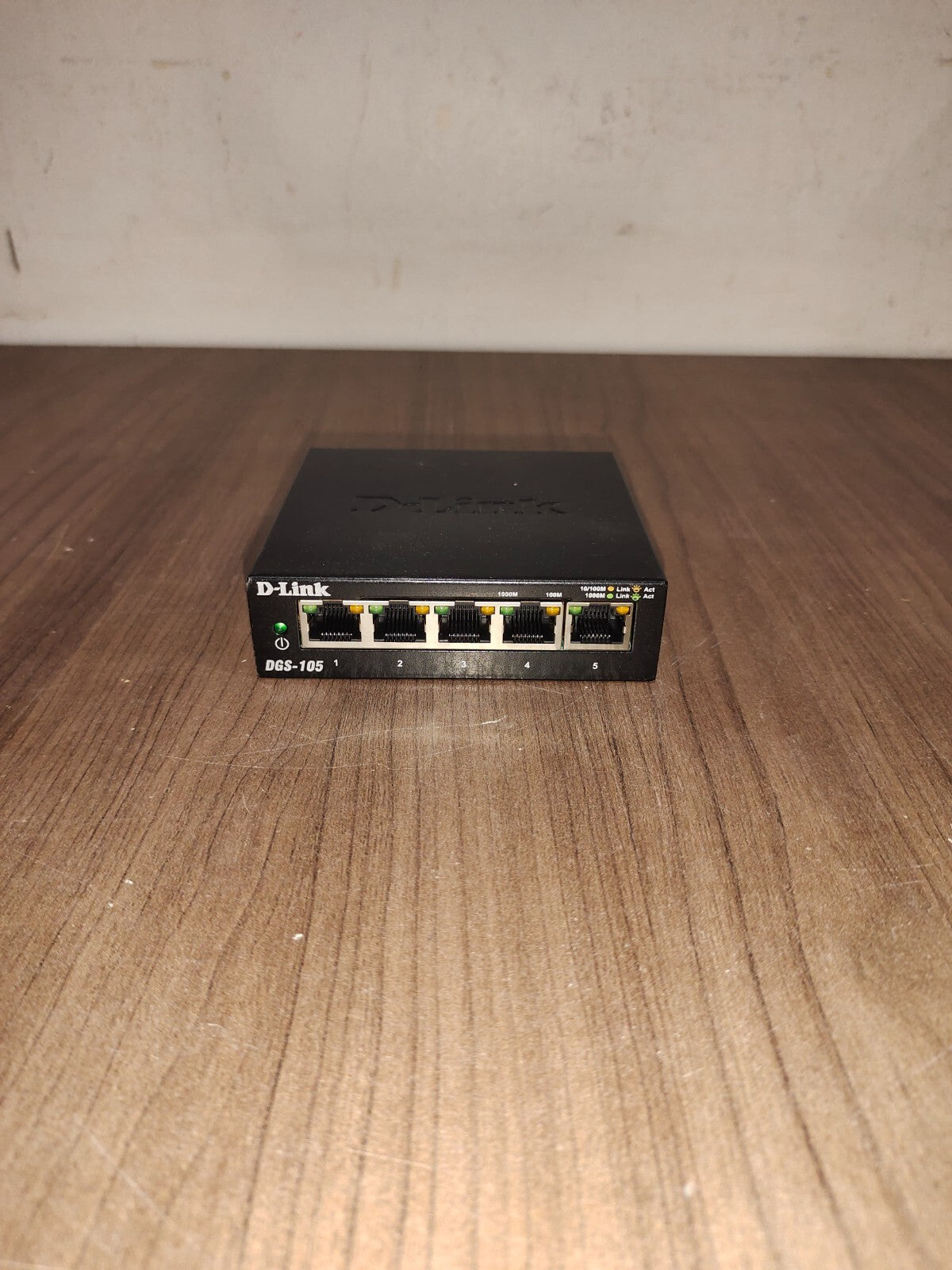 D-Link DGS-105 5-Port Gigabit Ethernet Switch - 3