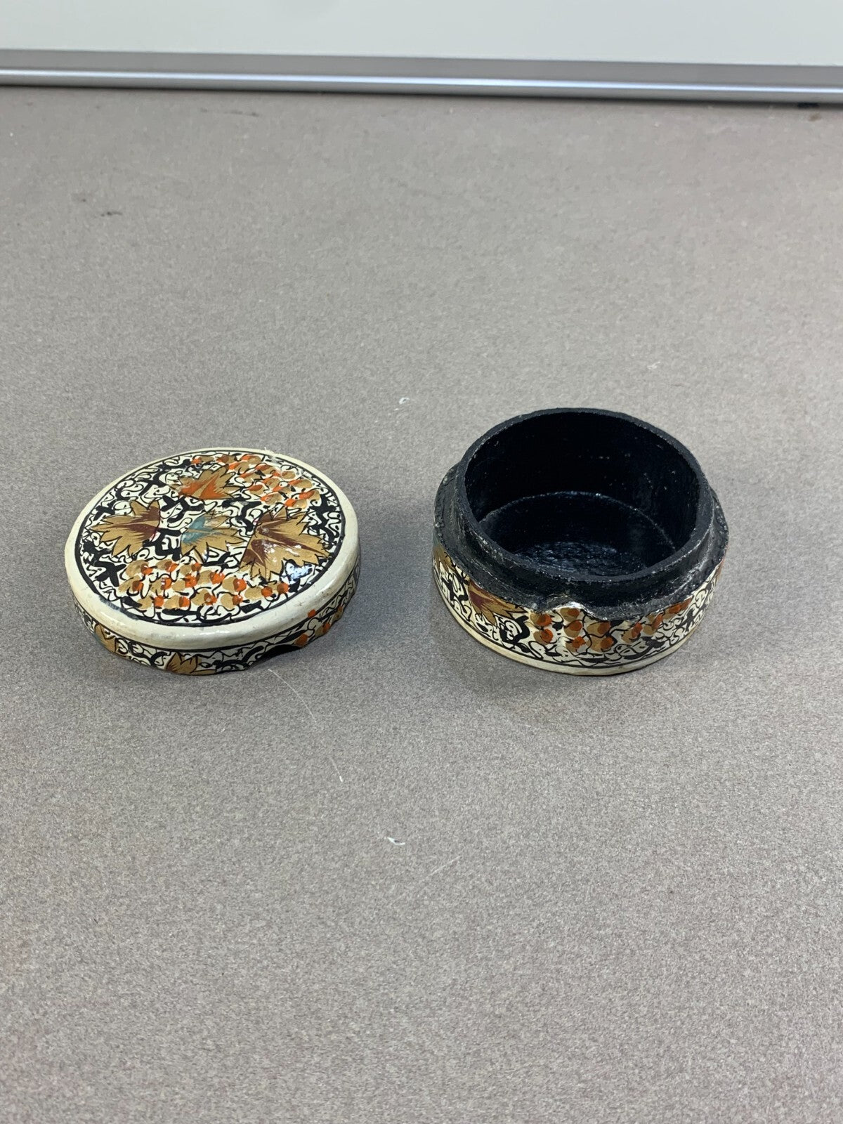 Vintage Paper Mâché Hand Painted Floral Trinket Ring Jewellery Box Kashmir India