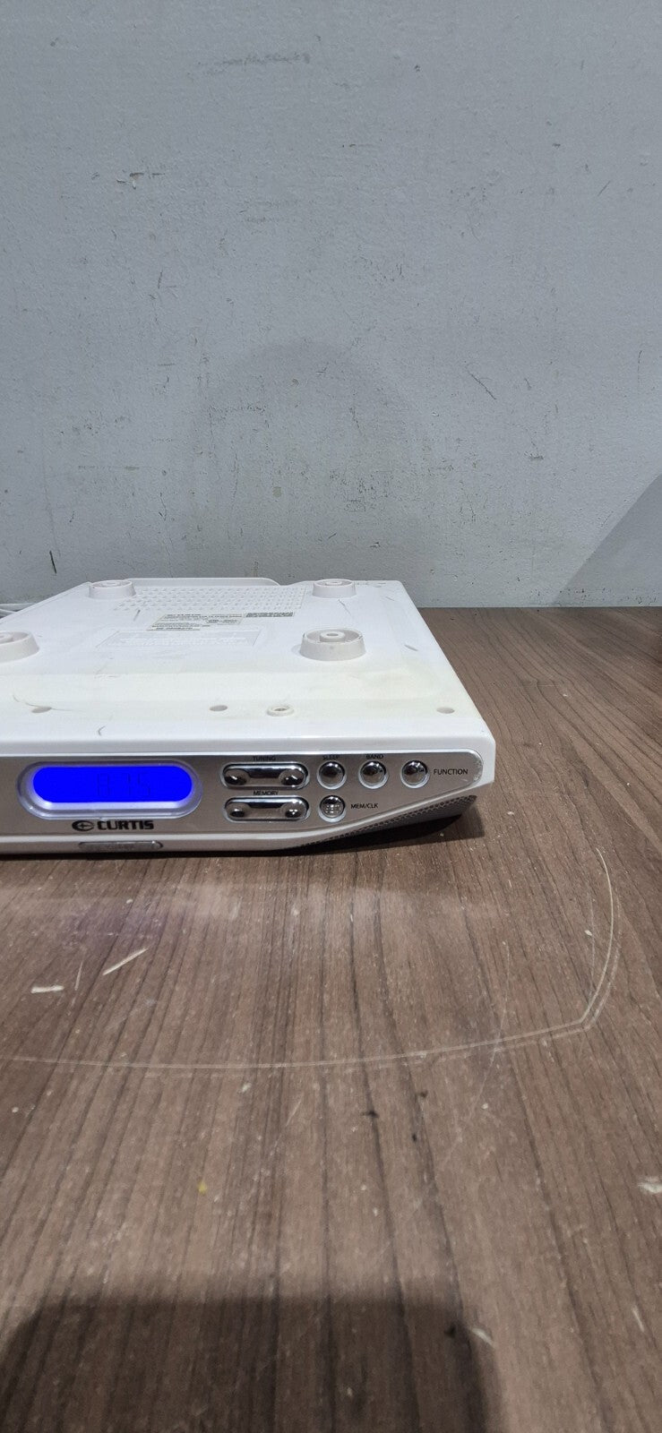 Curtis KCR2610 Undercounter/Under Cabinet 7-Inch TV Clock Radio - White