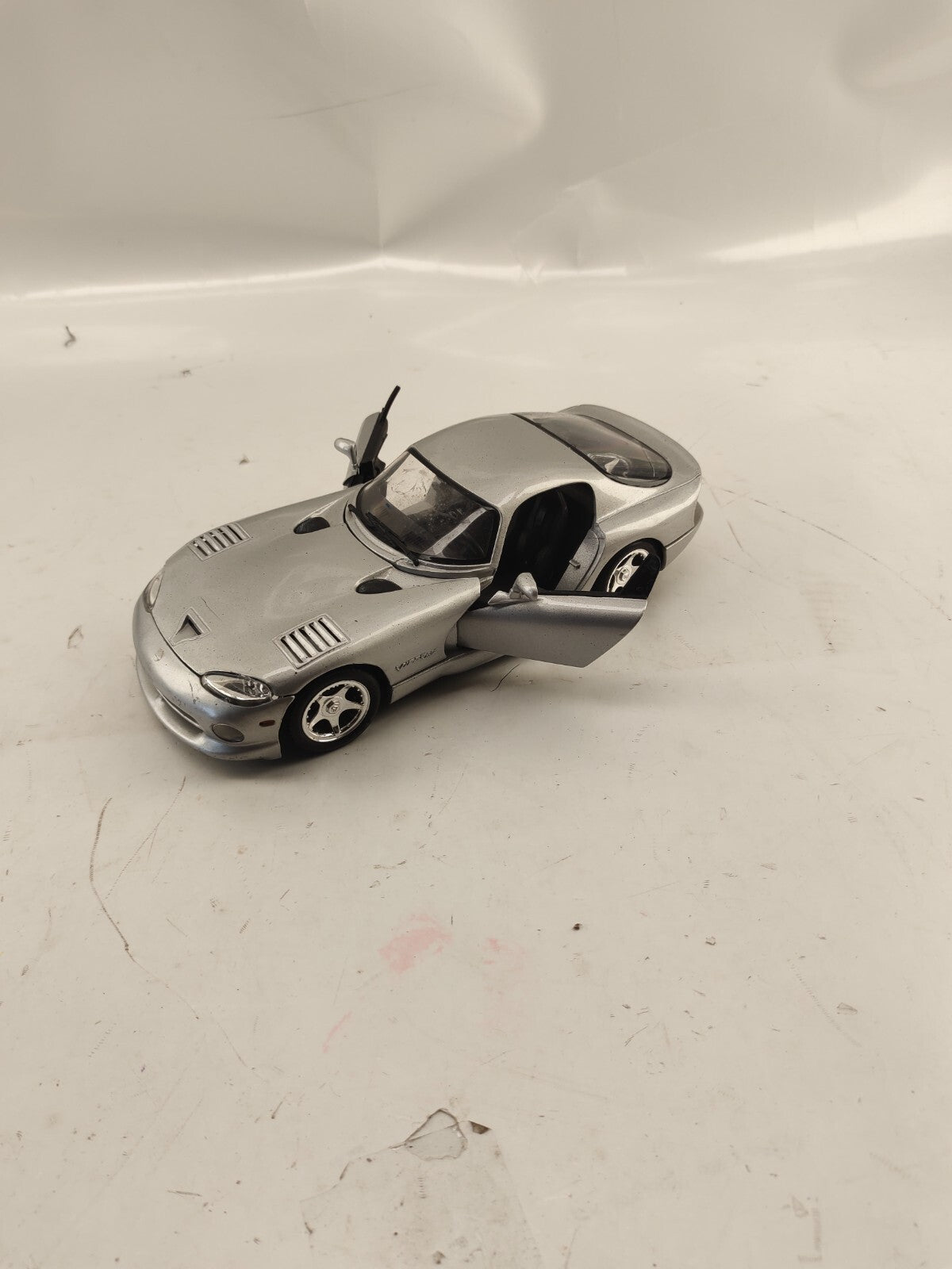 Maisto 1:18 Diecast Special Edition 2013 SRT Dodge Viper GTS - Silver