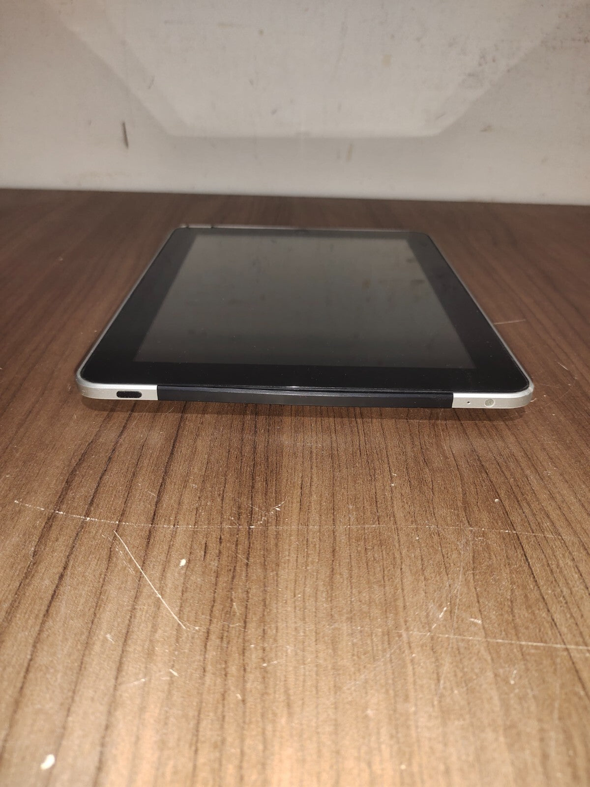 Apple iPad 1 Model A1337 64GB-Silver-9.7" Screen