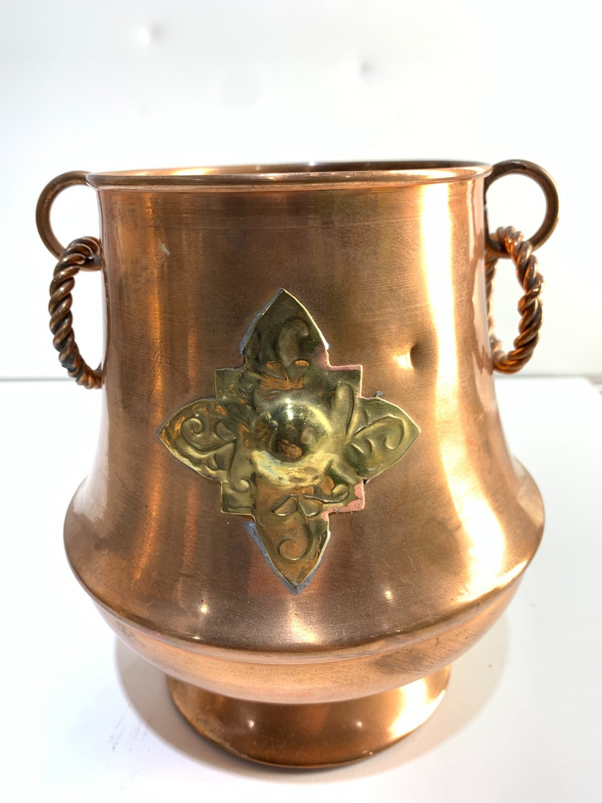 VINTAGE HAND MADE COPPER PEDESTAL VASE POT.
