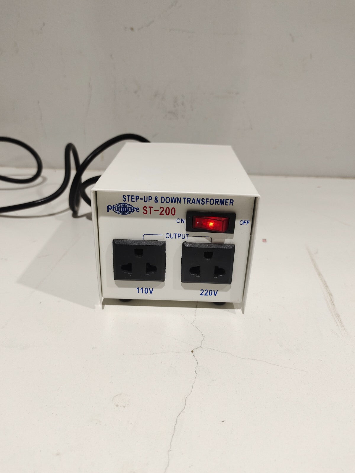 Philmore ST200 200 watt 110/220V Step Up Step Down Transformer