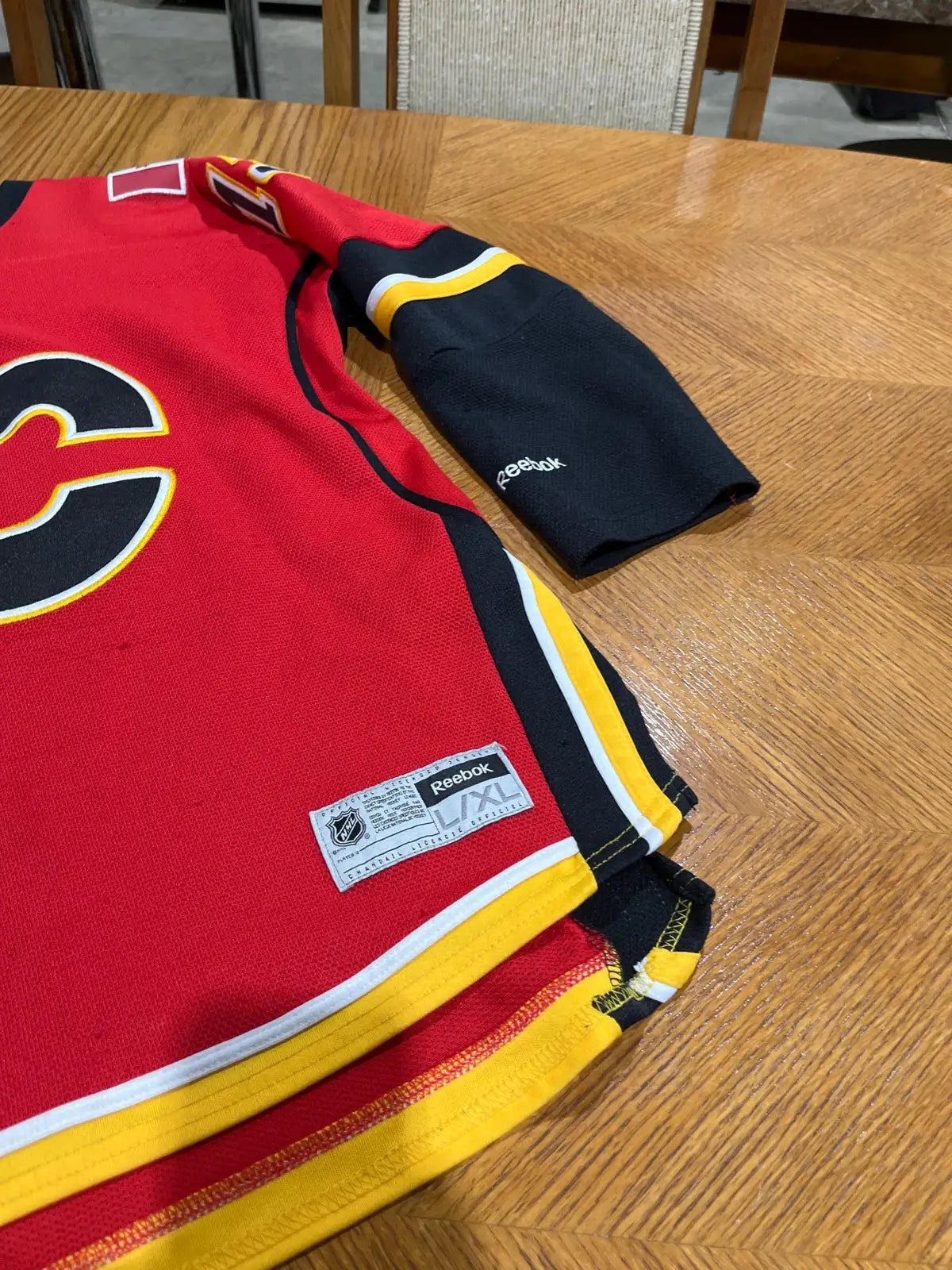 Calgary Flames Hockey Jersey Youth Size L/XL CCM Red NHL Flaws R