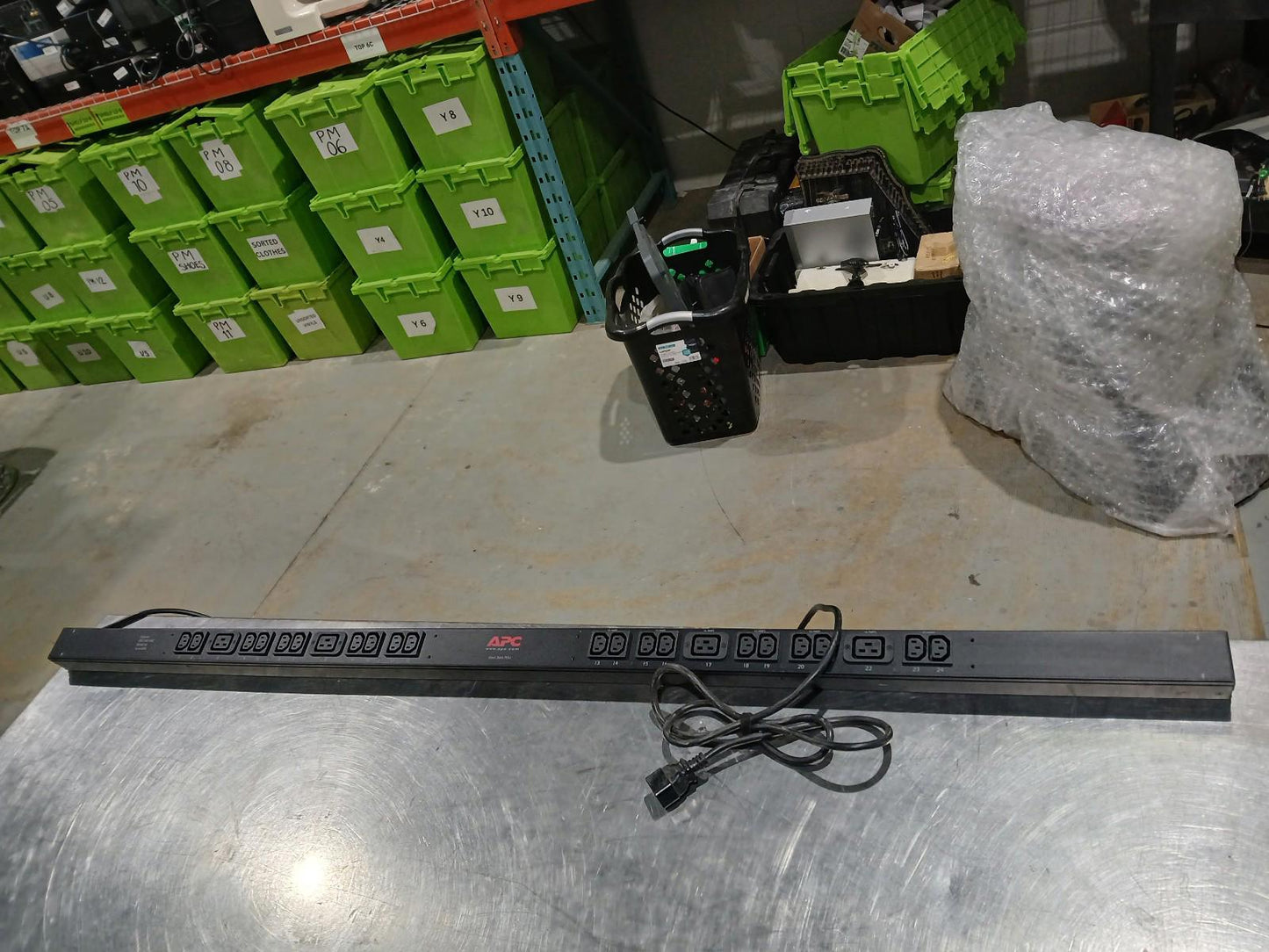 APC AP7552 Rack PDU 20 × IEC C13, 4 × IEC C19, 200 V / 208 V / 230 V AC GOOD