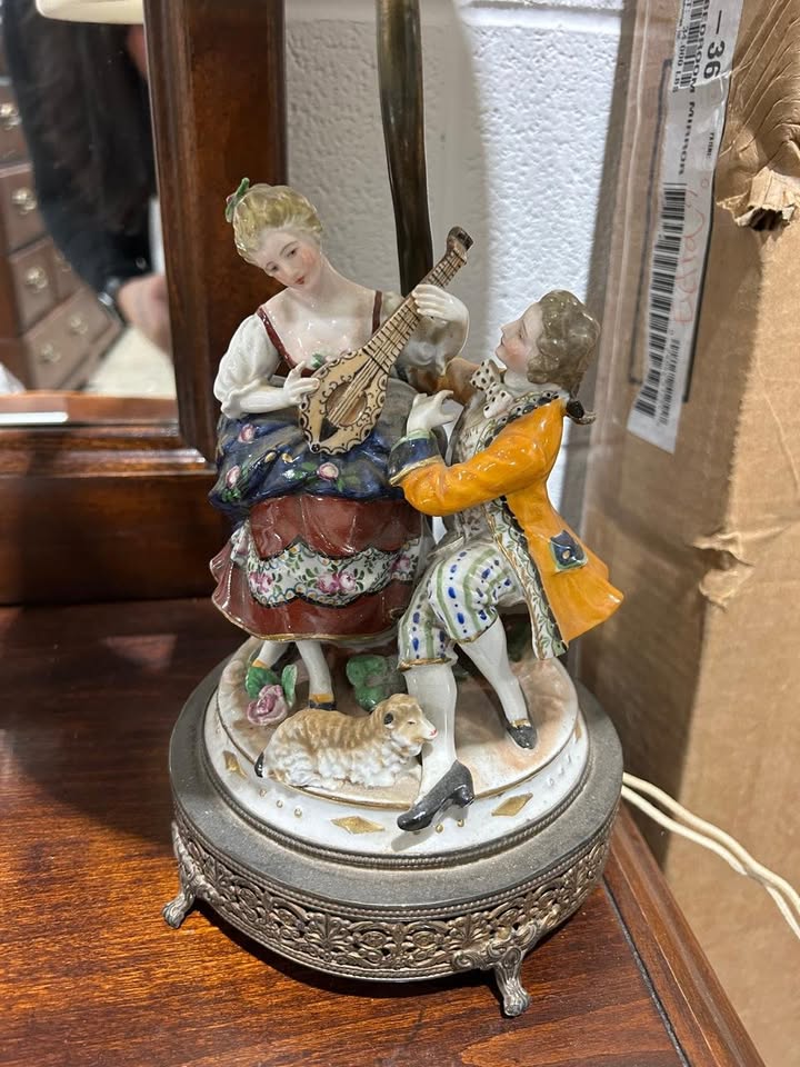 Antique Porcelain Figures Lamp