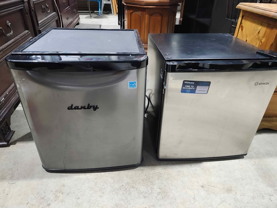 Compact Mini Fridge 1.7cu.ft - Danby & Stakol