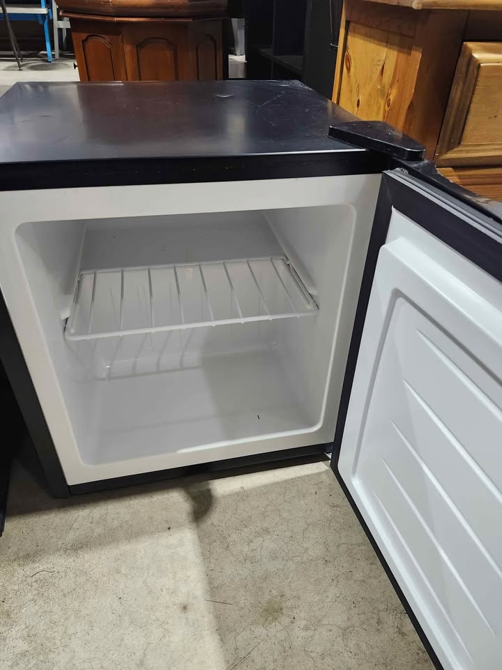 Compact Mini Fridge 1.7cu.ft - Danby & Stakol