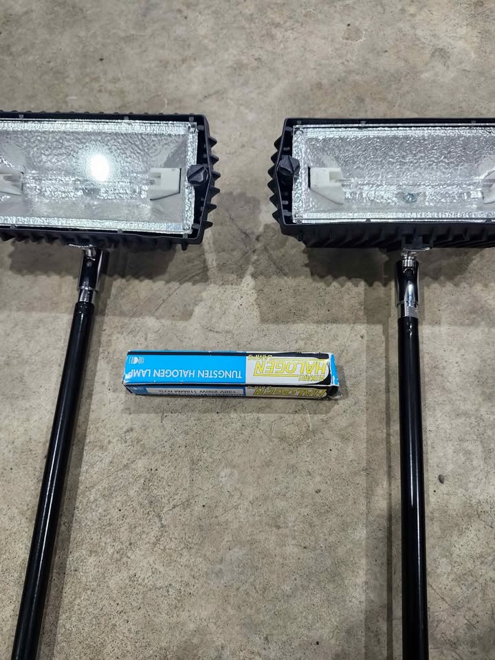 2x 200w Halogen lights with Stands