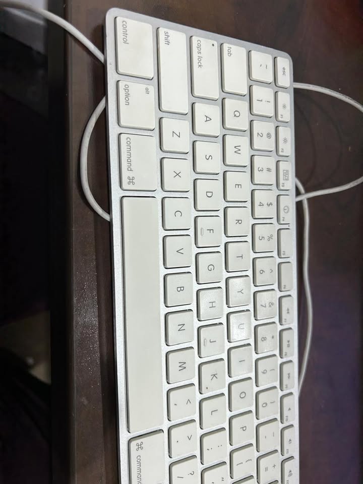 Apple Slim Wired USB Keyboard with Numeric Keypad (2007)