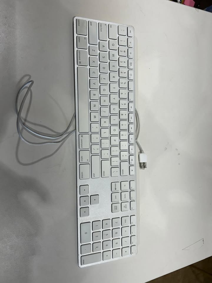 Apple Slim Wired USB Keyboard with Numeric Keypad (2007)