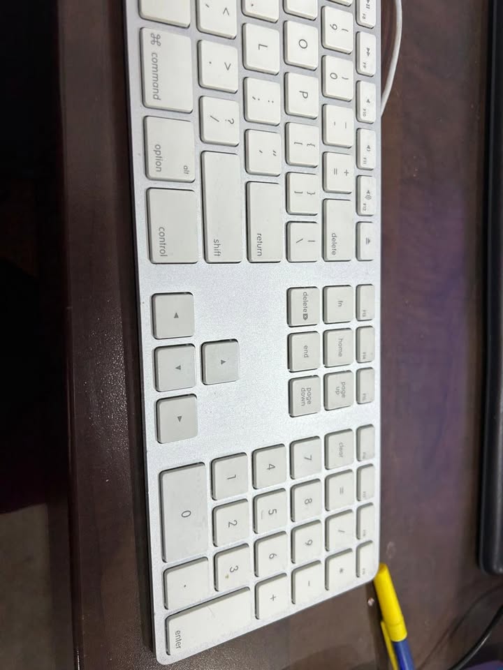 Apple Slim Wired USB Keyboard with Numeric Keypad (2007)