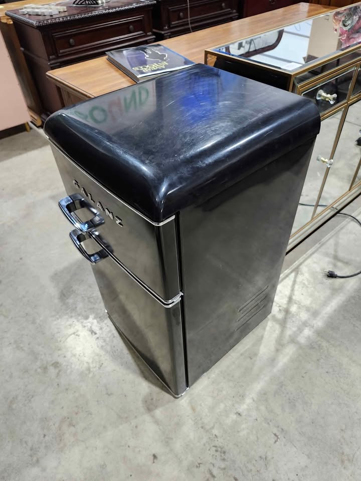 Galanz Retro Compact Mini Fridge with Freezer - 3.1 Cu.Ft