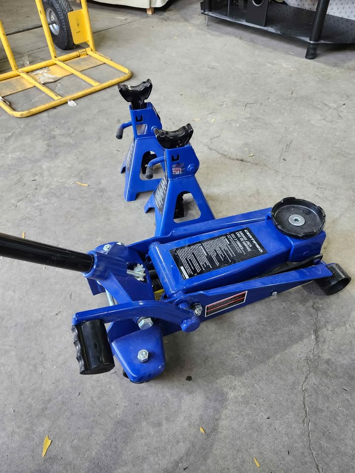 Certified 3-Tonne Axel Stands (2) & Garage Jack